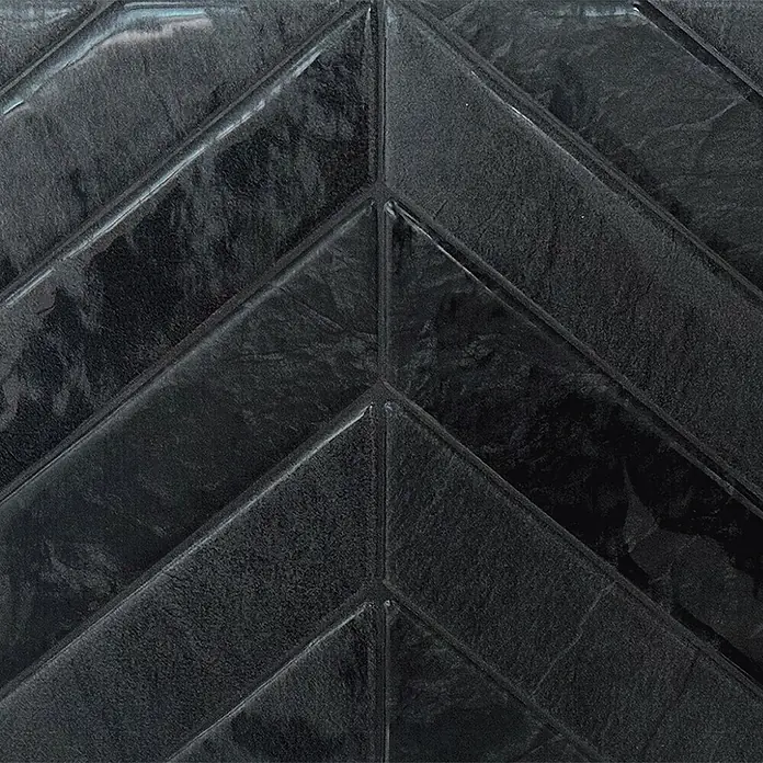 Smart Tiles Selbstklebemosaik Chevron - 29,02 x 22,86 cm, Marquina, Matt - Dunkle, texturierte Fischgrät-Fliesen in einem sich wiederholenden Muster, geeignet für Wände oder Böden.