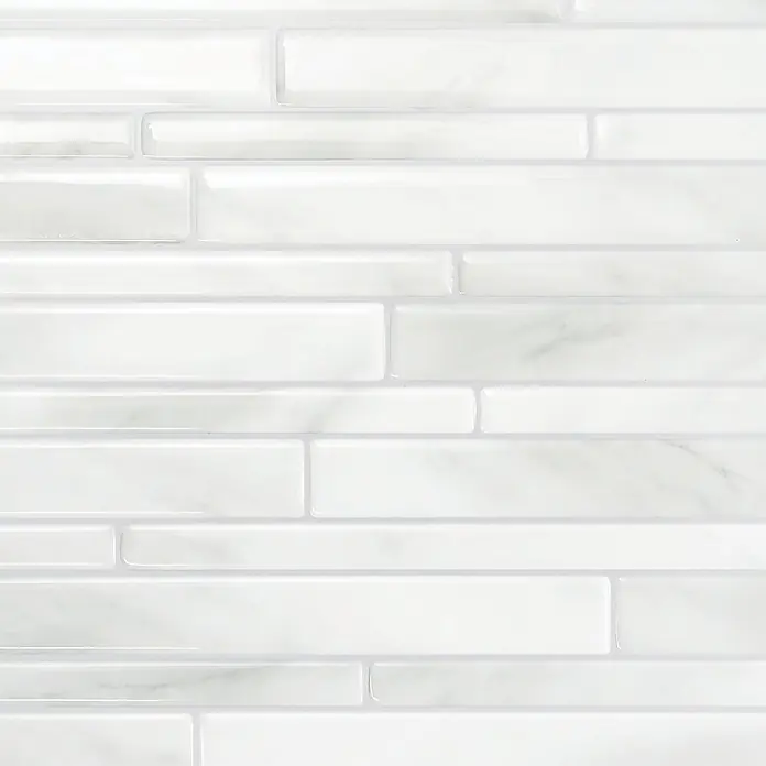Smart Tiles Selbstklebemosaik Milano - 29,33 x 24,45 cm, Massa, Matt - Glänzender weißer und marmorierter rechteckiger Fliesen-Rückwand, versetzt angeordnet.