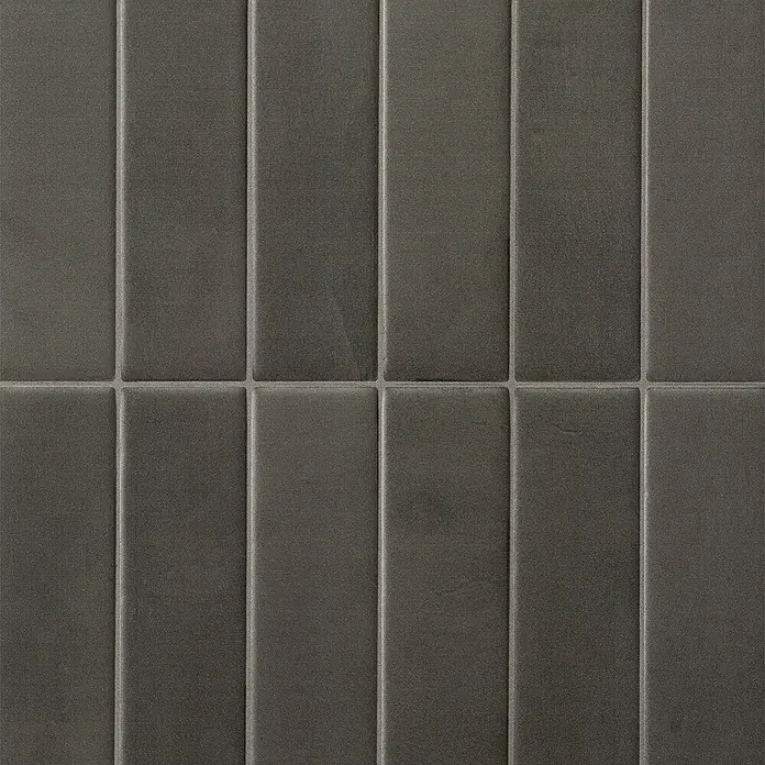 Smart Tiles Selbstklebemosaik Morocco - 29,02 x 22,86 cm, Toulal, Matt - Dunkelgraue rechteckige Fliesen vertikal mit hellen Fugen angeordnet.