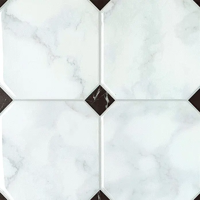 Smart Tiles Selbstklebemosaik Betera - 19,69 x 19,69 cm, Blanco, Glänzend - Weiße achteckige Marmorfliesen mit kleinen schwarzen quadratischen Marmoreinlagen.