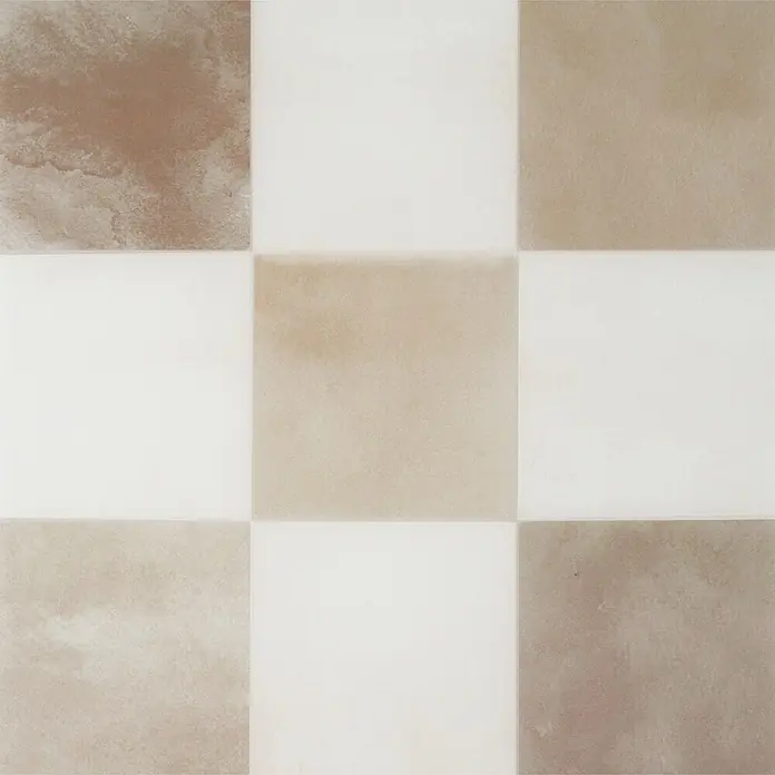 Smart Tiles Selbstklebemosaik Damier - 19,69 x 19,69 cm, Luxor, Matt - Schachbrettmuster-Bodenfliesen in hellen Beige- und warmen Brauntönen.