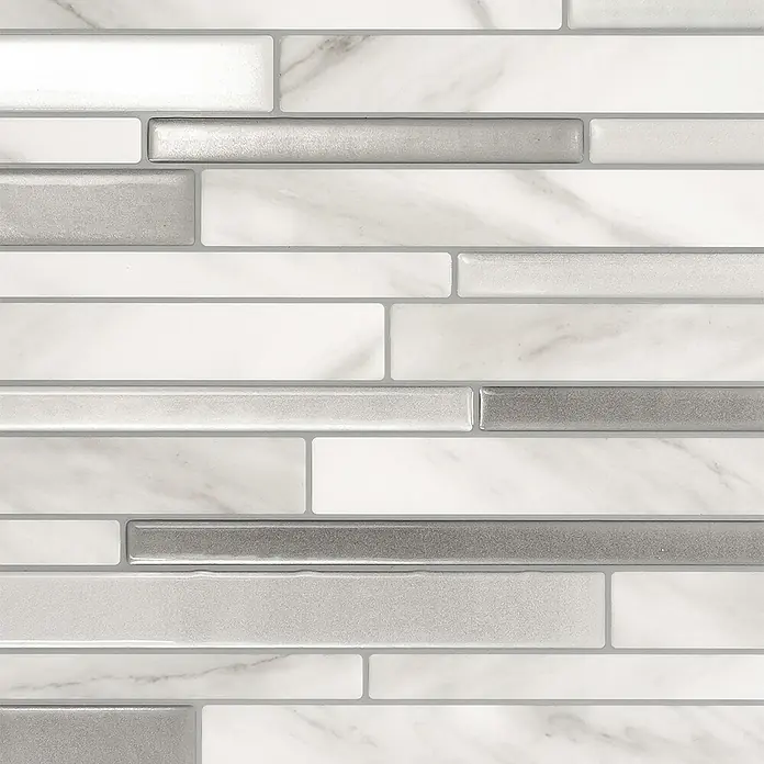 Smart Tiles Selbstklebemosaik Milano - 29,33 x 24,45 cm, Carrera, Matt - Weiße, graue und silberne rechteckige Mosaikfliesen mit Marmoroptik, glänzenden und matten Oberflächen.