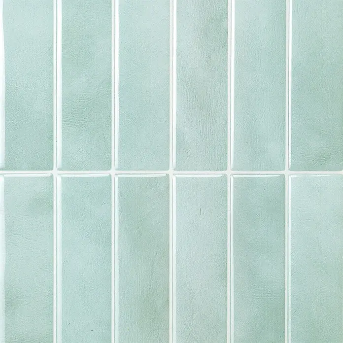 Smart Tiles Selbstklebemosaik Morocco - 29,02 x 22,86 cm, Asilah, Glänzend - Hellblaue rechteckige Fliesen mit dezenter Textur und vertikaler Anordnung.
