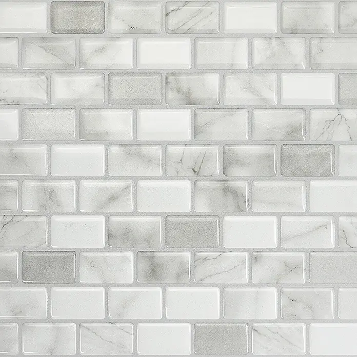 Smart Tiles Selbstklebemosaik Ravenna - 24,86 x 24,73 cm, Roma, Glänzend - Glänzende weiße und graue U-Bahn-Fliesen in Marmoroptik für Wände.