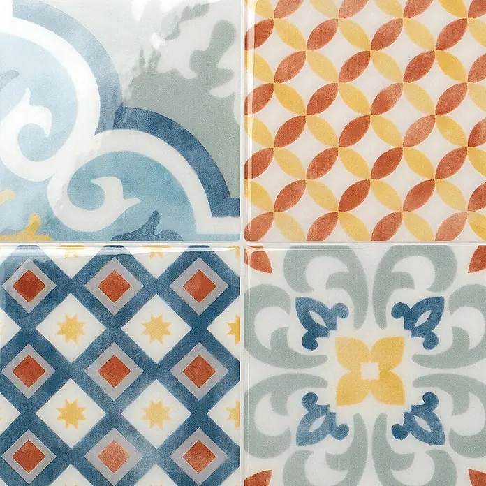 Smart Tiles Selbstklebemosaik Vintage - 22,86 x 22,86 cm, Almada, Glänzend - Vier glasierte Keramikfliesen mit unterschiedlichen farbigen Mustern: blaue Wirbel, orange-gelbe Ovale, blau-orange Rauten und ein florales Mandala.