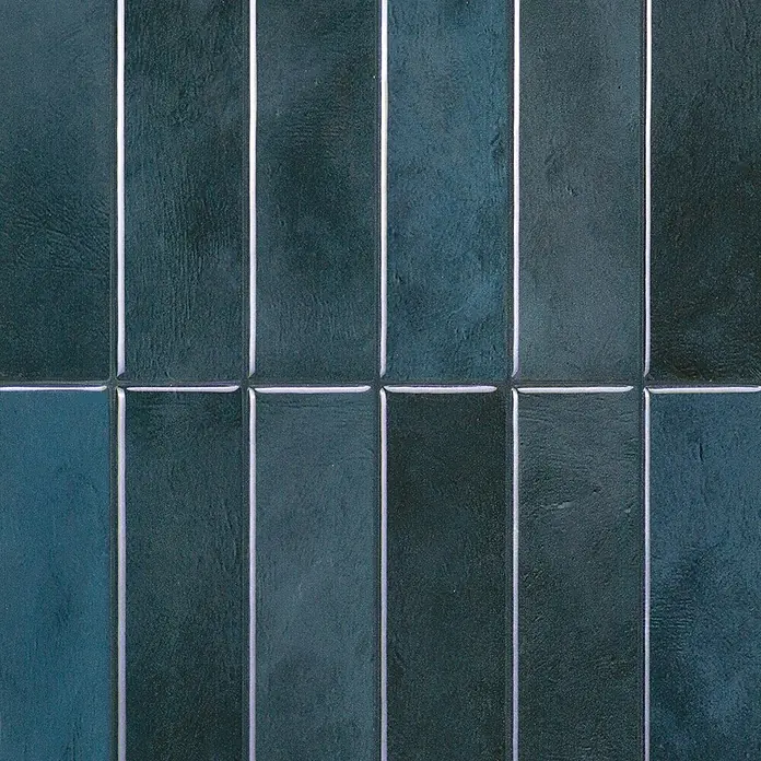 Smart Tiles Selbstklebemosaik Morocco - 29,02 x 22,86 cm, Agadir, Glänzend - Texturierte dunkelblaue Rechteckfliesen mit hellen Fugen, vertikal angeordnet.