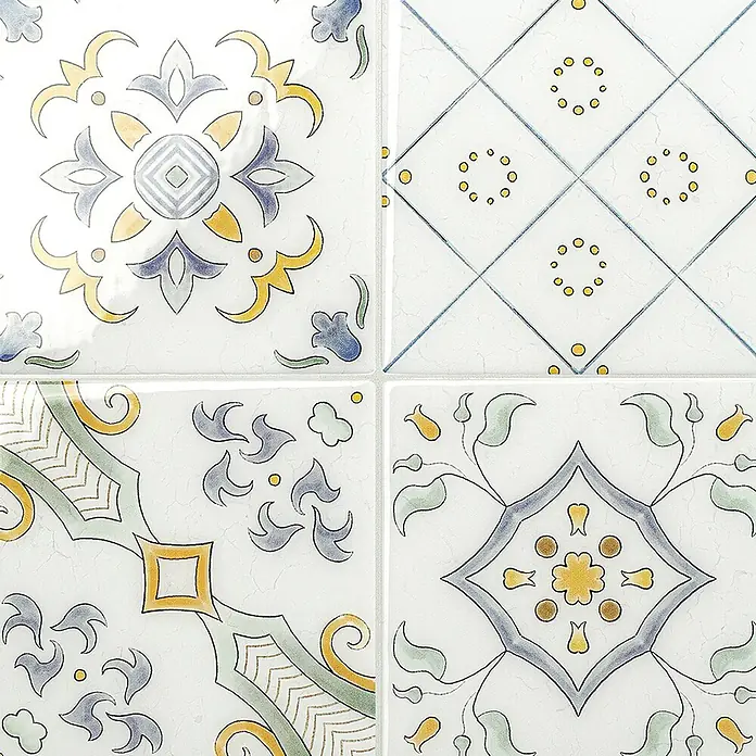 Smart Tiles Selbstklebemosaik Vintage - 22,86 x 22,86 cm, Veletti, Glänzend - Vier dekorative Keramikfliesen mit blauen, gelben und grünen mediterranen Mustern.