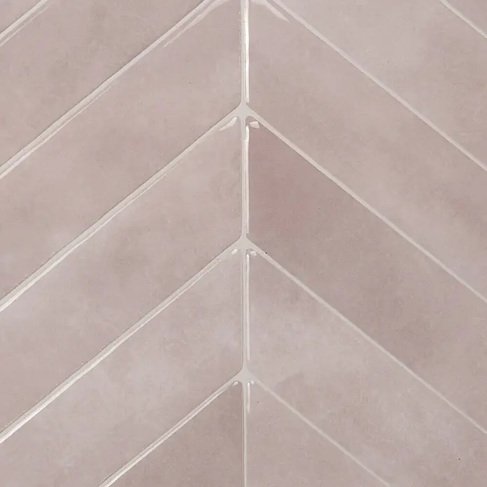 Smart Tiles Selbstklebemosaik Chevron - 29,02 x 22,86 cm, Viby, Glänzend - Rosafarbene Keramikfliesen im Chevron-Muster mit weißer Fuge.