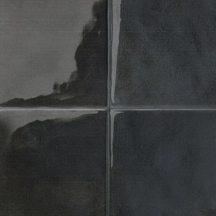 Smart Tiles Selbstklebemosaik Zellige - 22,86 x 22,86 cm, Taroudant, Glänzend - Dunkelgrau/schwarze, strukturierte quadratische Fliesen mit sichtbaren Fugen und leichtem Glanz.