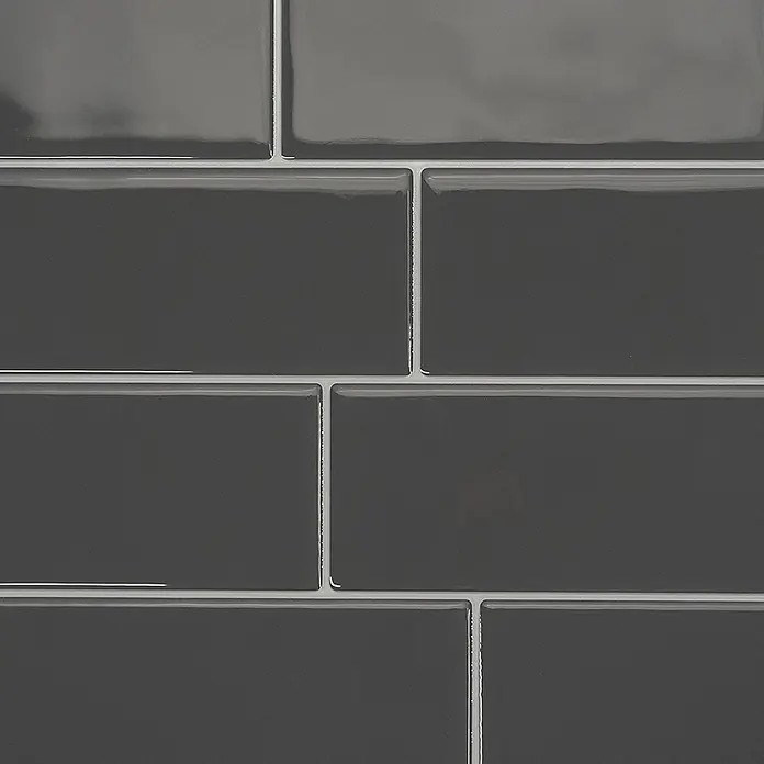 Smart Tiles Selbstklebemosaik Metro - 29,34 x 21,28 cm, Grigio, Glänzend - Glänzende dunkelgraue U-Bahn-Fliesen im Ziegelverband mit hellgrauem Fugenmörtel.