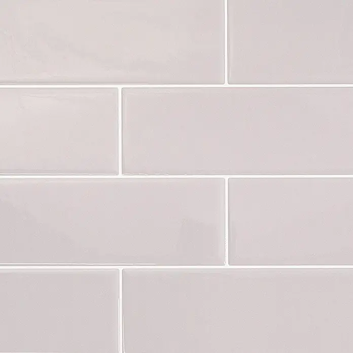 Smart Tiles Selbstklebemosaik Oslo - 57,31 x 27,62 cm, Grey, Glänzend - Helle glänzende Metrofliesen in versetztem Muster mit weißer Fuge.