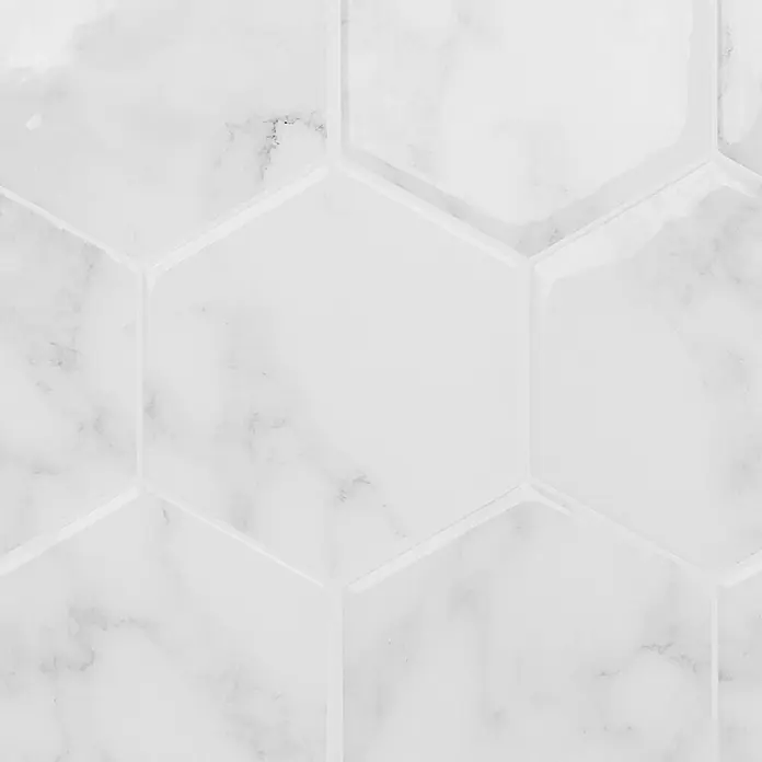 Smart Tiles Selbstklebemosaik Hexa - 24,78 x 23,75 cm, Yule, Glänzend - Nahaufnahme von weißen sechseckigen Marmorfliesen mit feiner grauer Maserung für Wände oder Böden.
