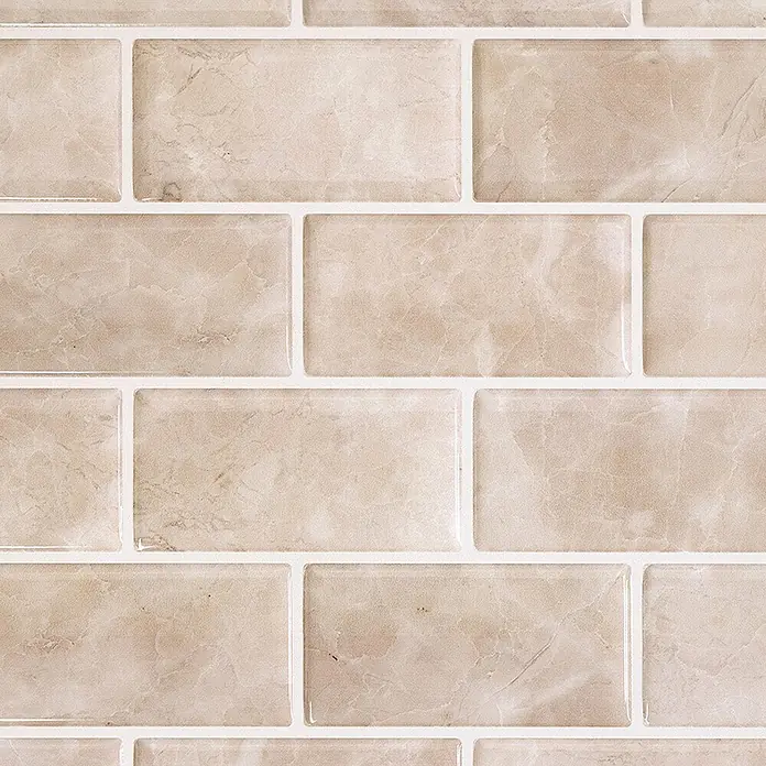 Smart Tiles Selbstklebemosaik Subway - 27,81 x 24,64 cm, Sora, Glänzend - Glänzende beigefarbene Metrofliesen in Marmoroptik, im Ziegelverband verlegt.