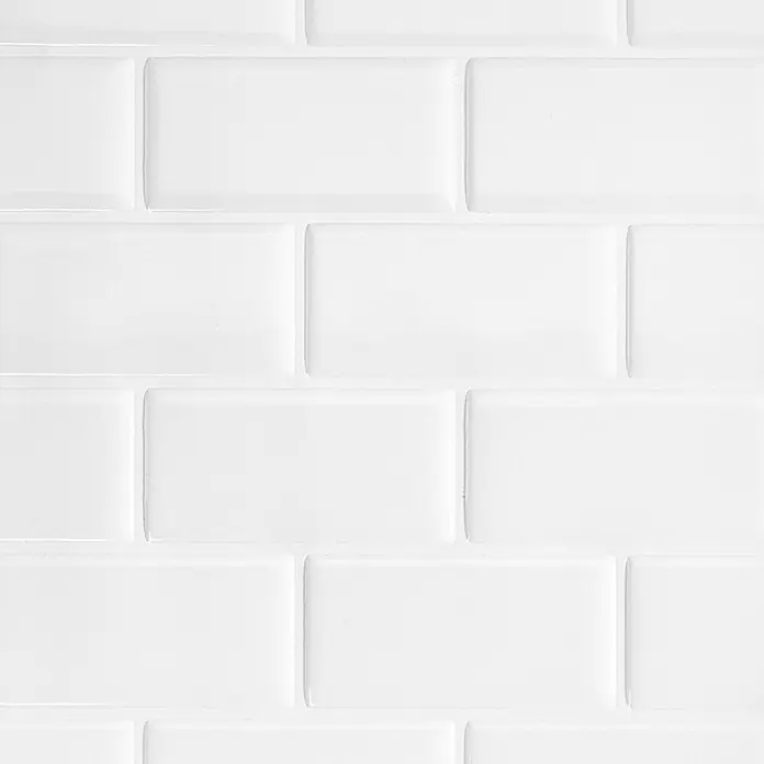 Smart Tiles Selbstklebemosaik Subway - 27,81 x 24,64 cm, White, Glänzend - Weiße, glänzende U-Bahn-Fliesen mit abgeschrägter Kante im Ziegelmuster verlegt.