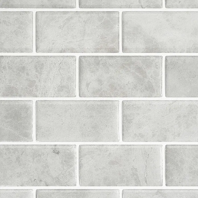 Smart Tiles Selbstklebemosaik Subway - 27,81 x 24,64 cm, Fondi, Glänzend - Graue, marmorierte U-Bahn-Fliesen mit weißer Fuge, im Ziegelmuster verlegt.