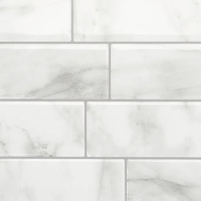 Smart Tiles Selbstklebemosaik Metro - 29,34 x 21,28 cm, Carrera, Glänzend - Weiße Metrofliesen in Marmoroptik mit grauer Maserung und hellgrauen Fugen.