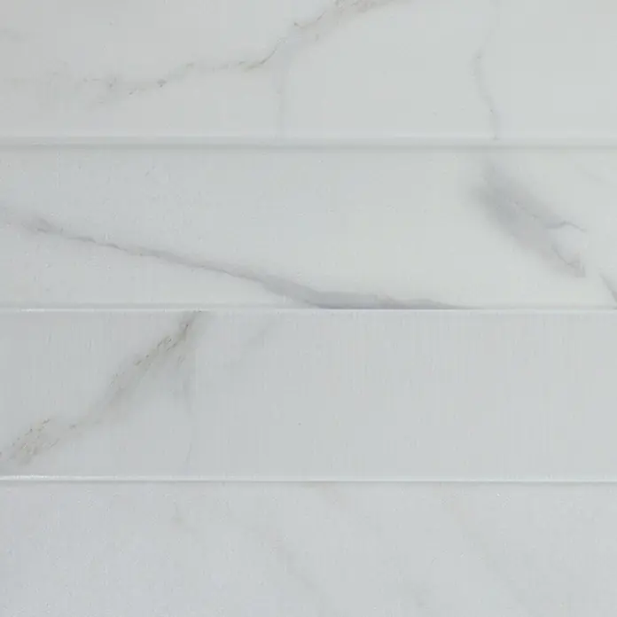 Smart Tiles Selbstklebemosaik Norway - 57,31 x 49,4 cm, Asti, Matt - Weiße Wandfliesen in Marmoroptik mit kontrastierenden glatten und texturierten Horizontalstreifen.
