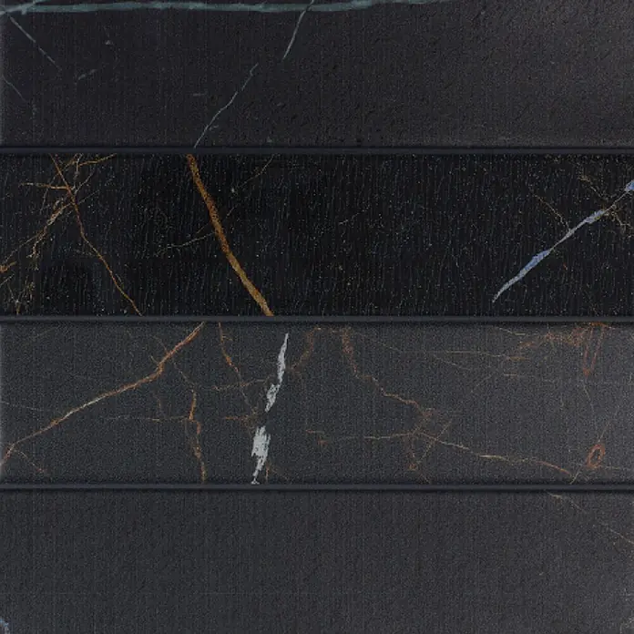 Smart Tiles Selbstklebemosaik Norway - 57,31 x 49,4 cm, Dorato, Matt - Dunkle Fliesen in Marmoroptik, horizontal angeordnet, mit goldener, weißer und blauer Äderung.