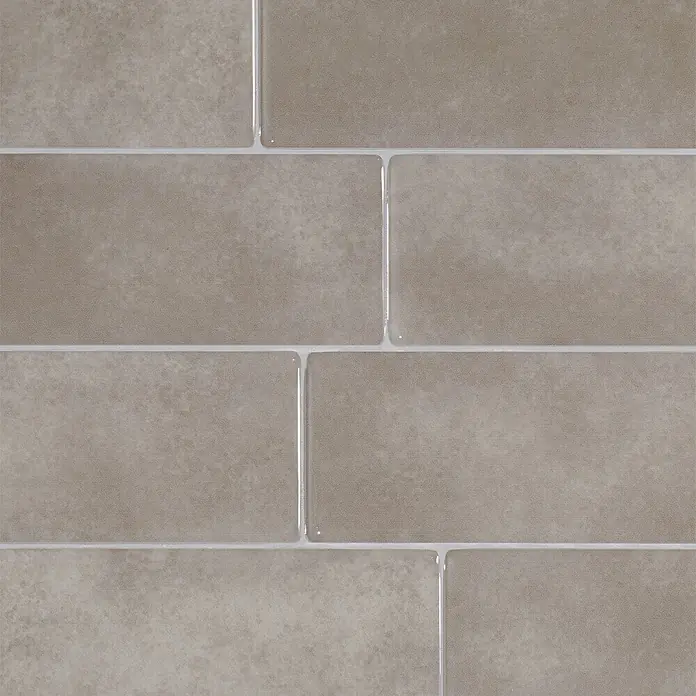 Smart Tiles Selbstklebemosaik Metro - 29,34 x 21,28 cm, Cologne, Glänzend - Glänzende, taupefarbene U-Bahn-Fliesen mit subtiler Textur, im Ziegelmuster mit heller Fuge verlegt.