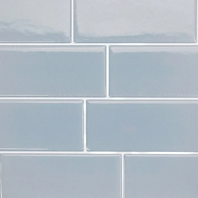 Smart Tiles Selbstklebemosaik Metro - 29,34 x 21,28 cm, Babe, Glänzend - Glänzende hellblaue U-Bahn-Fliesen in versetztem Muster angeordnet.