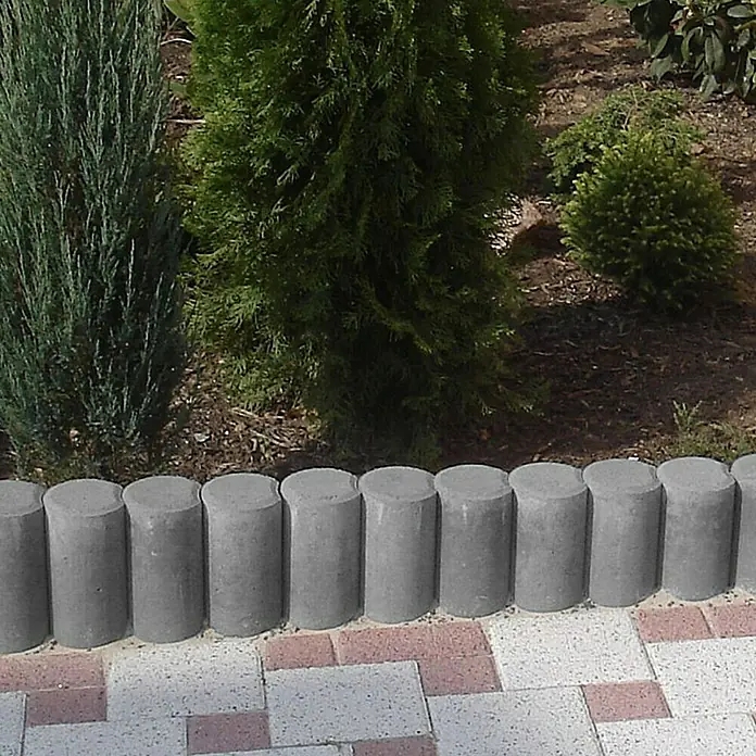 EHL Verbundpalisade - Ø x H: 10 x 60 cm, Grau, Beton - Gartenbegrenzung aus Beton-Rundsteinen, die einen Blumenbereich von einem gepflasterten Weg trennt, um eine saubere Abgrenzung zu schaffen.