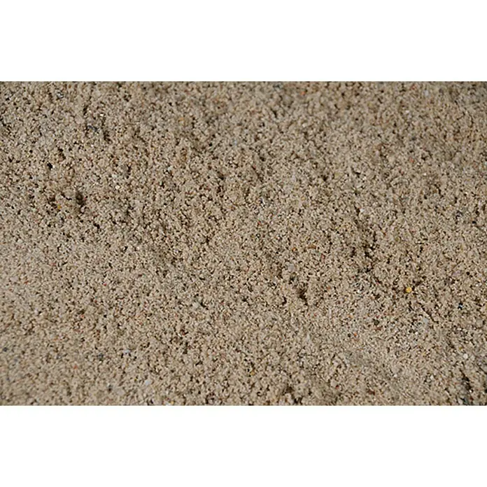 Mauersand - Körnung: 0 mm - 2 mm, 25 kg - Nahaufnahme von beigem Bausand, ideal für Bauprojekte. Die feine Struktur des Sandes ist gut erkennbar.