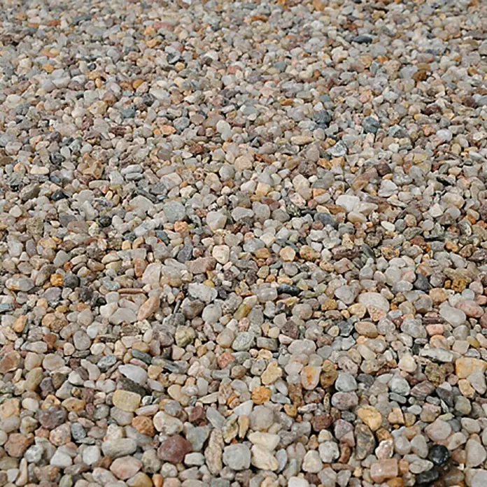 Kies - Maße Stein: 2 - 8 mm, 25 kg - Bild von Kies: Eine Nahaufnahme von einem Haufen kleiner, bunter Kieselsteine, ideal für Gartenwege und dekorative Zwecke.