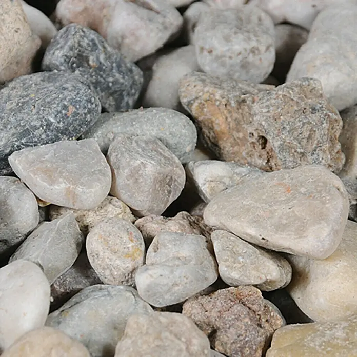 Kies - Maße Stein: 16 - 32 mm, 25 kg - Nahaufnahme von Zierkies in verschiedenen Grautönen und Texturen, ideal für Gartenwege und Landschaftsbau.