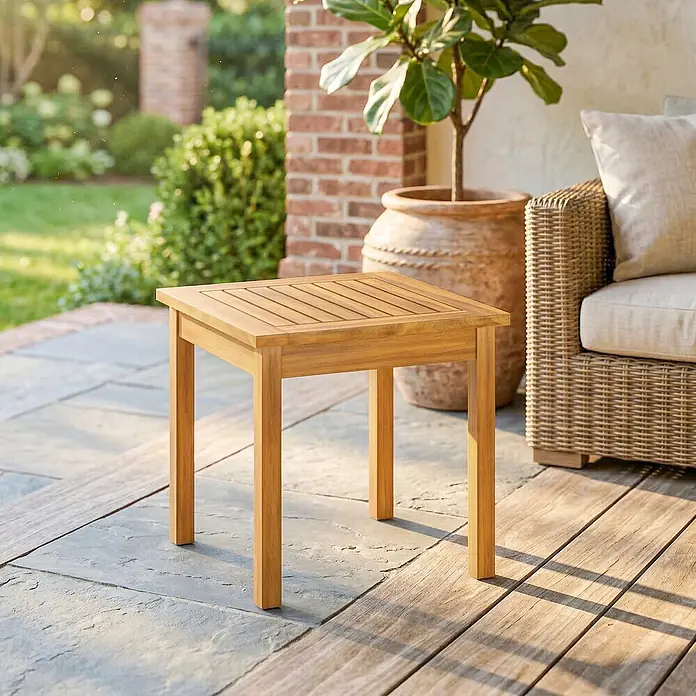 Outsunny Garten-Beistelltisch - L x B x H: 48 x 48 x 46 cm, Akazienholz, Viereckig, Naturholz - Beistelltisch aus Naturholz mit Lattenplatte, auf einer Terrasse neben einem Korbsessel und Topfpflanze.