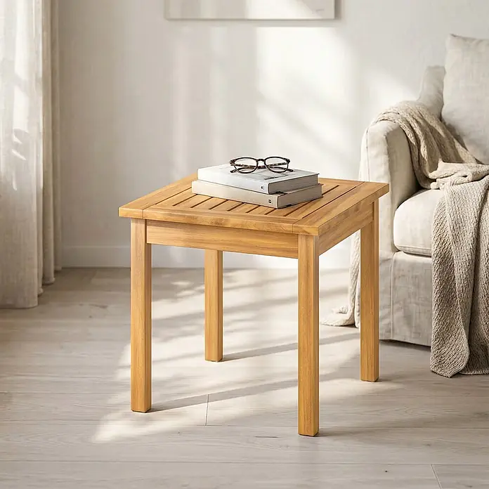 Outsunny Garten-Beistelltisch - L x B x H: 48 x 48 x 46 cm, Akazienholz, Viereckig, Naturholz - Heller Beistelltisch aus Holz mit Lattenplatte, Bücher und Brille darauf, neben einem Sofa im Wohnzimmer.