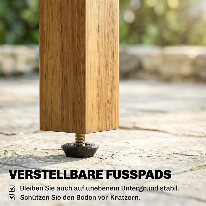 Outsunny Garten-Beistelltisch - L x B x H: 48 x 48 x 46 cm, Akazienholz, Viereckig, Naturholz - Ein verstellbarer Fußgleiter aus schwarzem Kunststoff und Messinggewinde an einem quadratischen Holzbein, auf Steinplatten.
