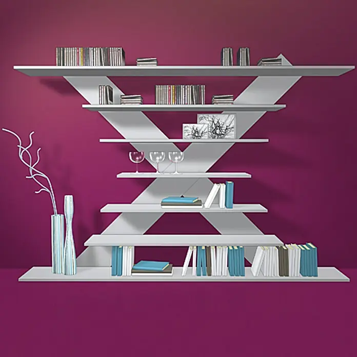 RegalbodenWeiß, 80 x 40 x 1,6 cm - Bücherregal mit dekorativen Gegenständen und Büchern vor einer violetten Wand.