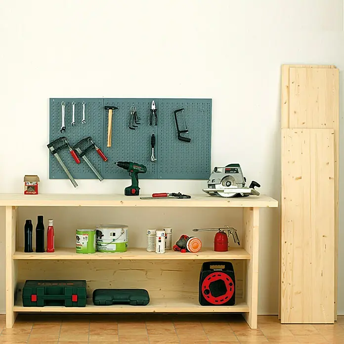 Arbeitsplatte - Fichte, 240 x 60 x 4 cm - Werkbank mit Werkzeugen und Zubehör an der Wand. Die Werkbank ist gut ausgestattet für verschiedene Heimwerkerprojekte.