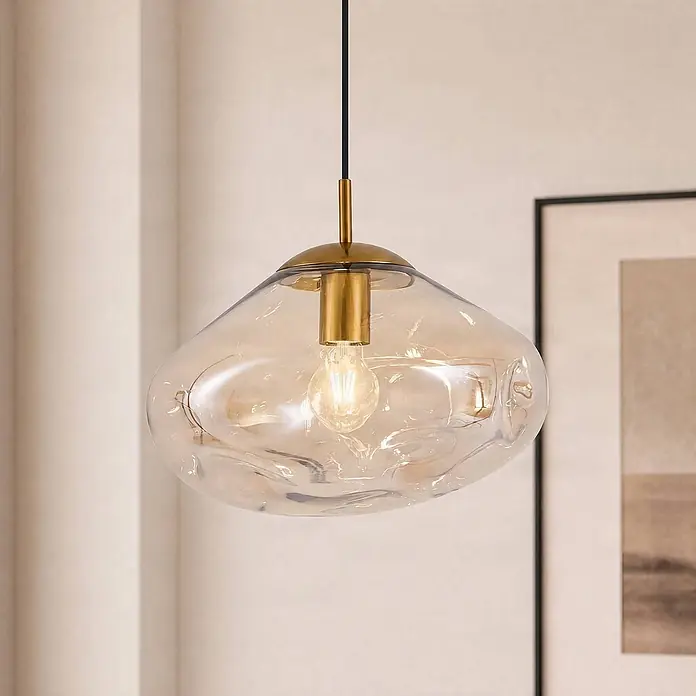 Lindby Pendelleuchte Lelia - creme / amber, amber, messing, E27 - Moderne Pendelleuchte mit Messing-Finish und einzigartigem, unregelmäßigem Klarglas-Schirm in Amber, mit sichtbarer Glühbirne.