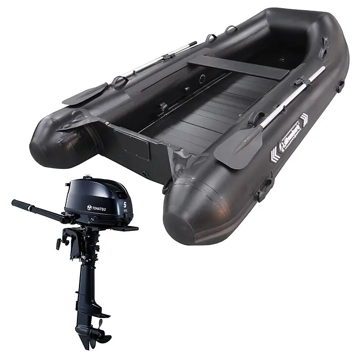 Tohatsu Schlauchboot-Set MFS 5 DDS Motor & Allroundmarin T320 Schlauchboot - Motorleistung: 3,7 kW - Schwarzes Schlauchboot mit Rudern und einem schwarzen Außenbordmotor.