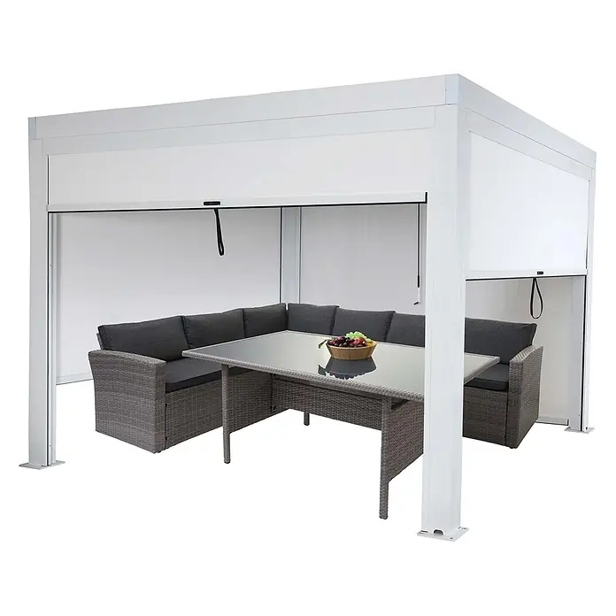 Berlinlodge Pergola mit Lamellendach - B x T: 300 x 300 cm, Farbe Gestell: Weiß, Metall - Weißes Outdoor-Pavillon mit ausziehbaren Seitenwänden. Darin befinden sich ein graues Rattan-Ecksofa und ein Glastisch als schattiger Sitzbereich.