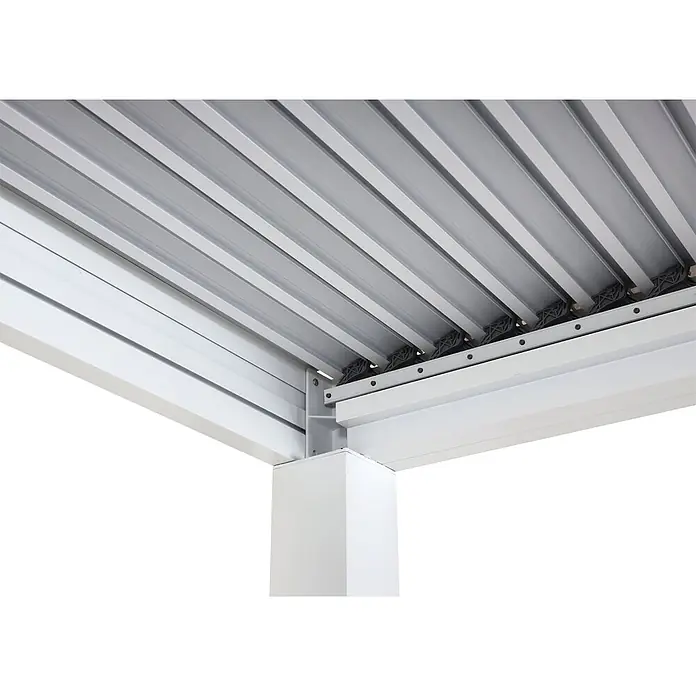 Berlinlodge Pergola mit Lamellendach - B x T: 300 x 300 cm, Farbe Gestell: Weiß, Metall - Unteransicht eines modernen weißen Aluminium-Lamellendachs mit verstellbaren Lamellen, gestützt von einem stabilen weißen Rahmen.