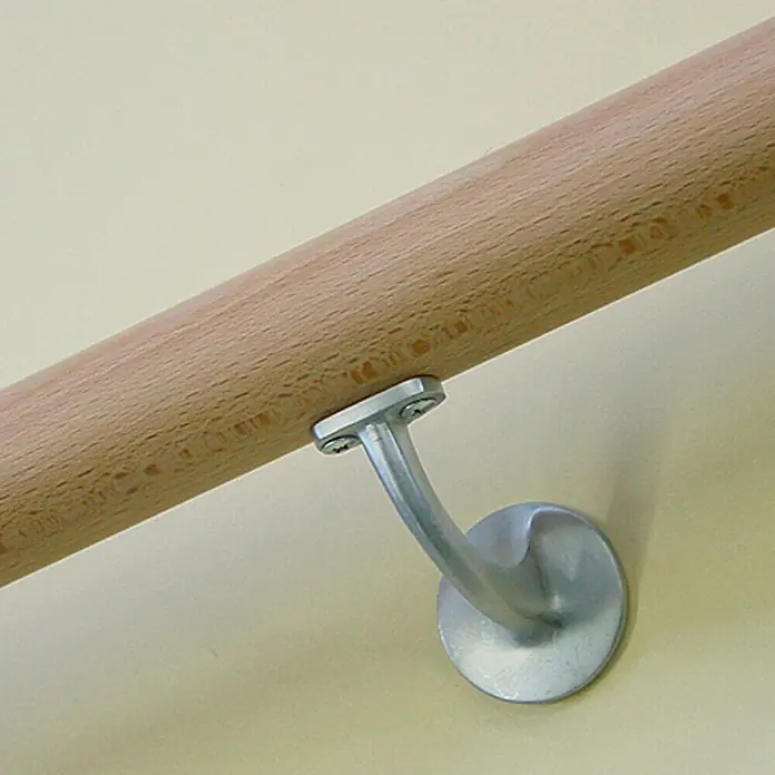 Treba Frewa Wandhalter B73 - Aluminium, Edelstahloptik, 2 Stk. - Nahaufnahme einer Holzhandlaufstütze mit einer stabilen, silberfarbenen Metallhalterung, die Sicherheit und Stil vereint.