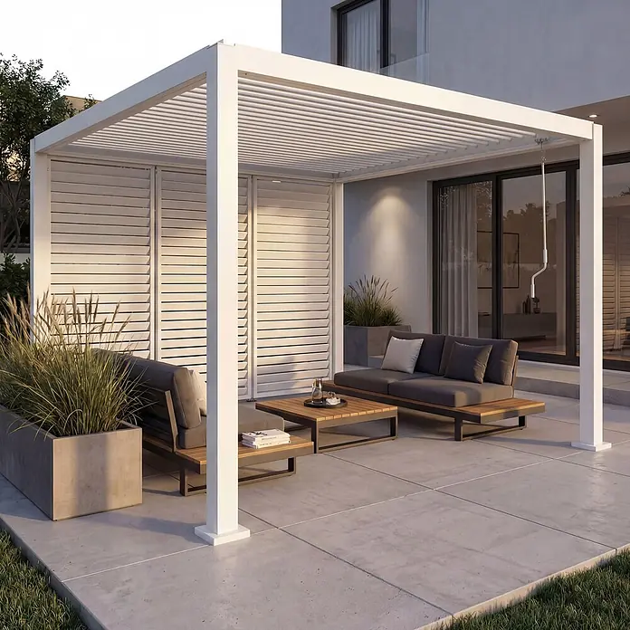 Berlinlodge Pergola mit Lamellendach - B x T: 300 x 300 cm, Farbe Gestell: Weiß, Metall - Weiße Lamellenpergola bietet Schatten und Privatsphäre für einen Sitzbereich im Freien.