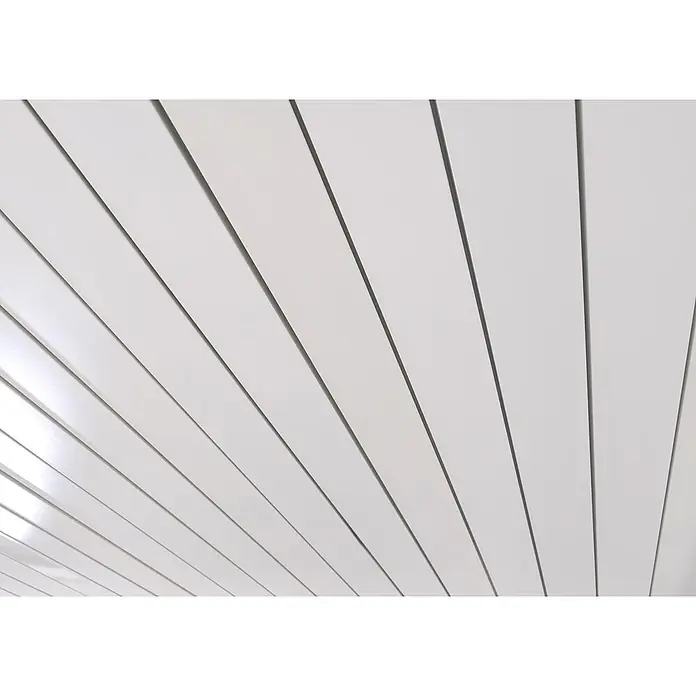 Berlinlodge Pergola mit Lamellendach - B x T: 300 x 300 cm, Farbe Gestell: Weiß, Metall - Weiße Lamellenpaneele mit dünnen dunklen Spalten, diagonal betrachtet.