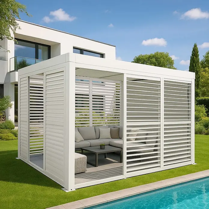 Berlinlodge Pergola mit Lamellendach - B x T: 300 x 300 cm, Farbe Gestell: Weiß, Metall - Modernes, weißes Aluminium-Gartenhaus mit verstellbaren Lamellenwänden und Outdoor-Sofa am Pool.