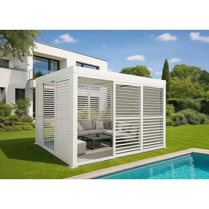 Berlinlodge Pergola mit Lamellendach - B x T: 300 x 300 cm, Farbe Gestell: Weiß, Metall - Weiße, moderne Pergola mit Lamellenwänden und -dach, ausgestattet mit Loungemöbeln, an einem Pool und modernem Haus.