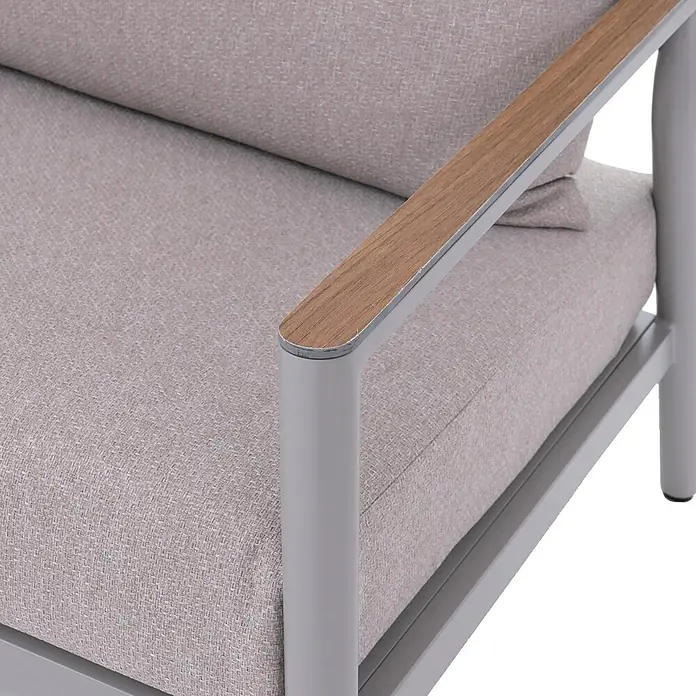 Mendler Loungemöbel-Set HWC-P79 - 4 -tlg., Metall, Creme-beige, Creme-beige - Nahaufnahme eines Outdoor-Sessels mit hellgrauen Stoffpolstern, hellgrauem Metallrahmen und hölzernen Armlehnen.