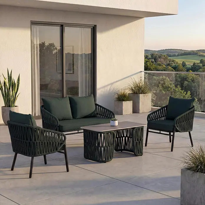 Mendler Loungemöbel-Set HWC-P90 - 4 -tlg., Textil, Grün, Grün - Dunkelgrüne Outdoor-Lounge-Sitzgruppe mit Seilakzenten, bestehend aus Sofa, zwei Sesseln und Couchtisch auf modernem Balkon.