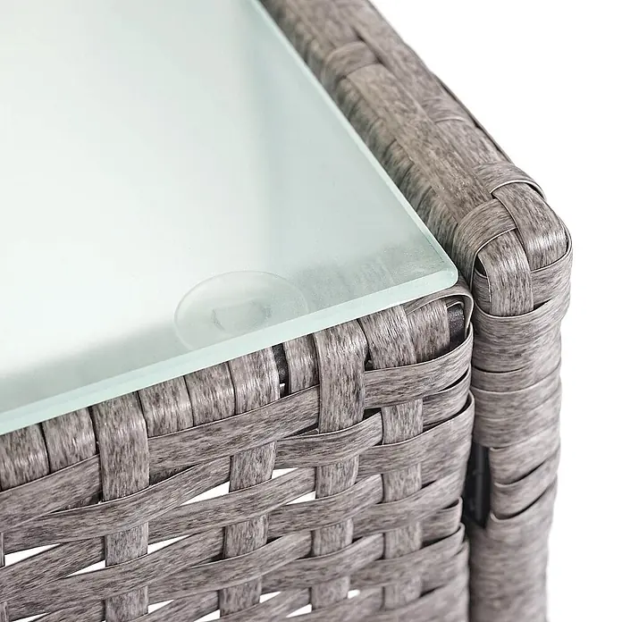 Mendler Loungemöbel-Set - 5 -tlg., Polyrattan, Grau, Kissen creme, Grau, creme - Nahaufnahme eines grauen, geflochtenen Outdoor-Tisches mit mattierter Glasplatte, befestigt mit einem transparenten Saugnapf.