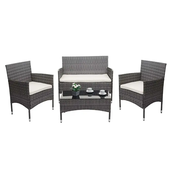 Poly-Rattan Garnitur | Balkon-/Garten-/Lounge-Set Sofa Sitzgruppe | Grau | Kissen Creme -  - Dunkelgraue Rattan-Sitzgruppe (4-teilig): 2 Sessel, 1 Sofa mit cremefarbenen Kissen und ein Couchtisch mit Glasplatte und Metallfüßen.