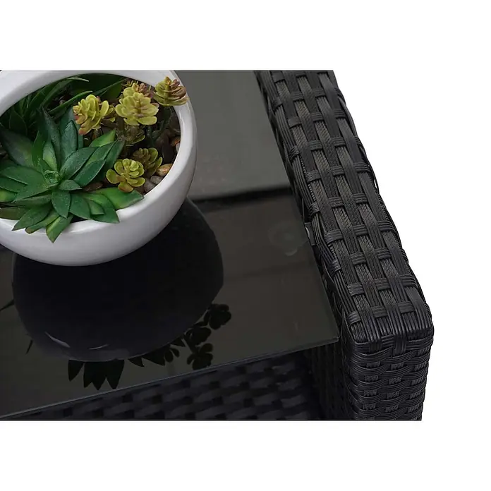 Mendler Loungemöbel-Set HWC-F10 - 4 -tlg., Polyrattan, Anthrazit, Schwarz - Nahaufnahme eines schwarzen geflochtenen Rattan-Tisches mit dunkler Glasplatte und weißem Topf mit Sukkulenten.