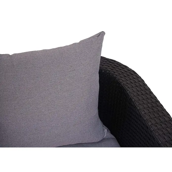 Mendler Loungemöbel-Set HWC-J37 - 4 -tlg., Rattan, Anthrazit, Kissen hellgrau, Anthrazit - Graues Stoffkissen lehnt an einem schwarzen geflochtenen Outdoor-Stuhl.
