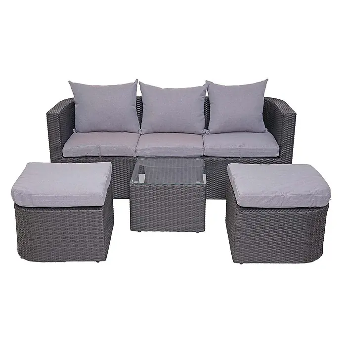 Mendler Loungemöbel-Set HWC-J37 - 4 -tlg., Rattan, Anthrazit, Kissen hellgrau, Anthrazit - Dunkelgraues Rattan-Gartenmöbelset: 3-Sitzer-Sofa, zwei Hocker und ein Couchtisch mit Glasplatte, alle mit hellgrauen Kissen.
