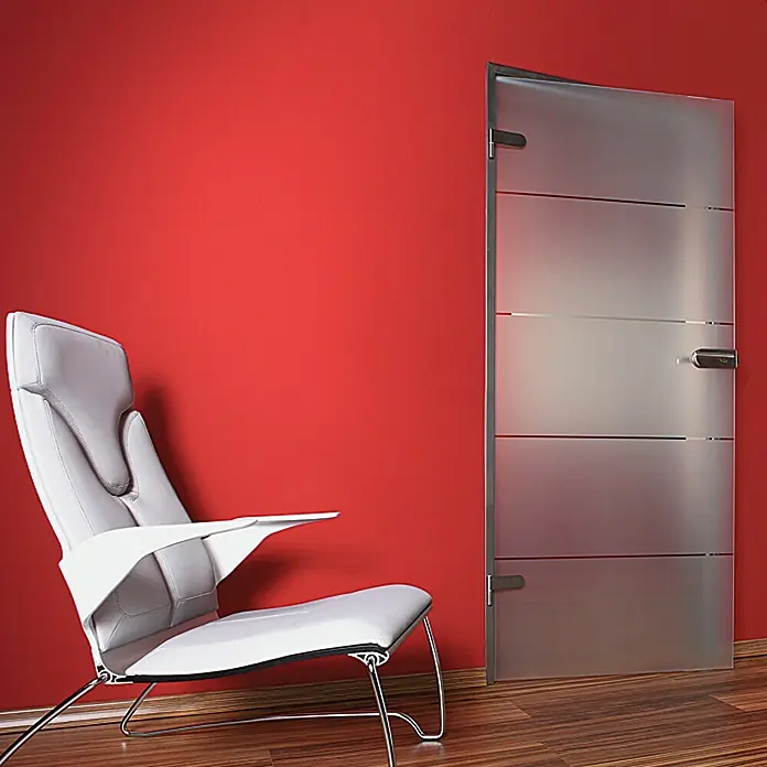 Diamond Doors Glastürbeschlag Sky UV - Edelstahloptik, Bandbohrung/Bänder: Studio 2-teilig, Unverschließbar - Ein moderner Raum mit einem stilvollen Sessel und einer eleganten Glastür.